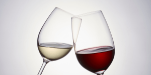 A është vera e kuqe më e shëndetshme se vera e bardhë? Një studim i ri sfidon këtë hipotezë