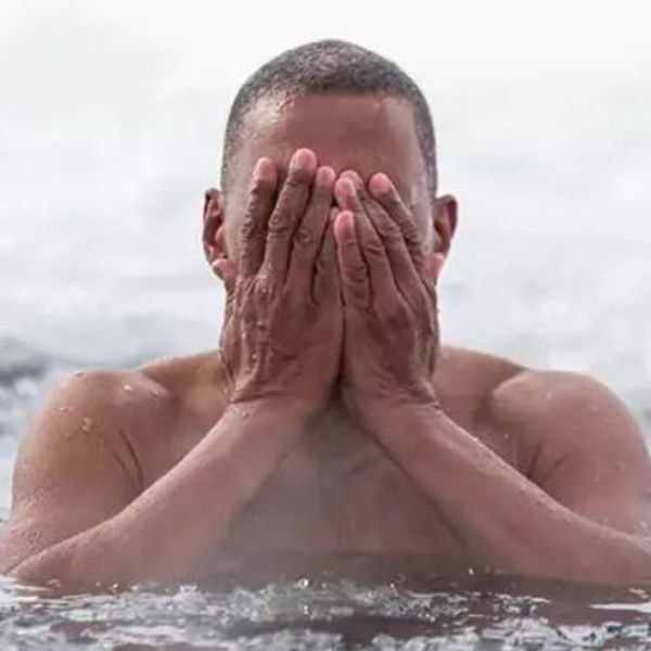 Zhytjet në ujë të ftohtë, përfitimet dhe&nbsp;rreziqet